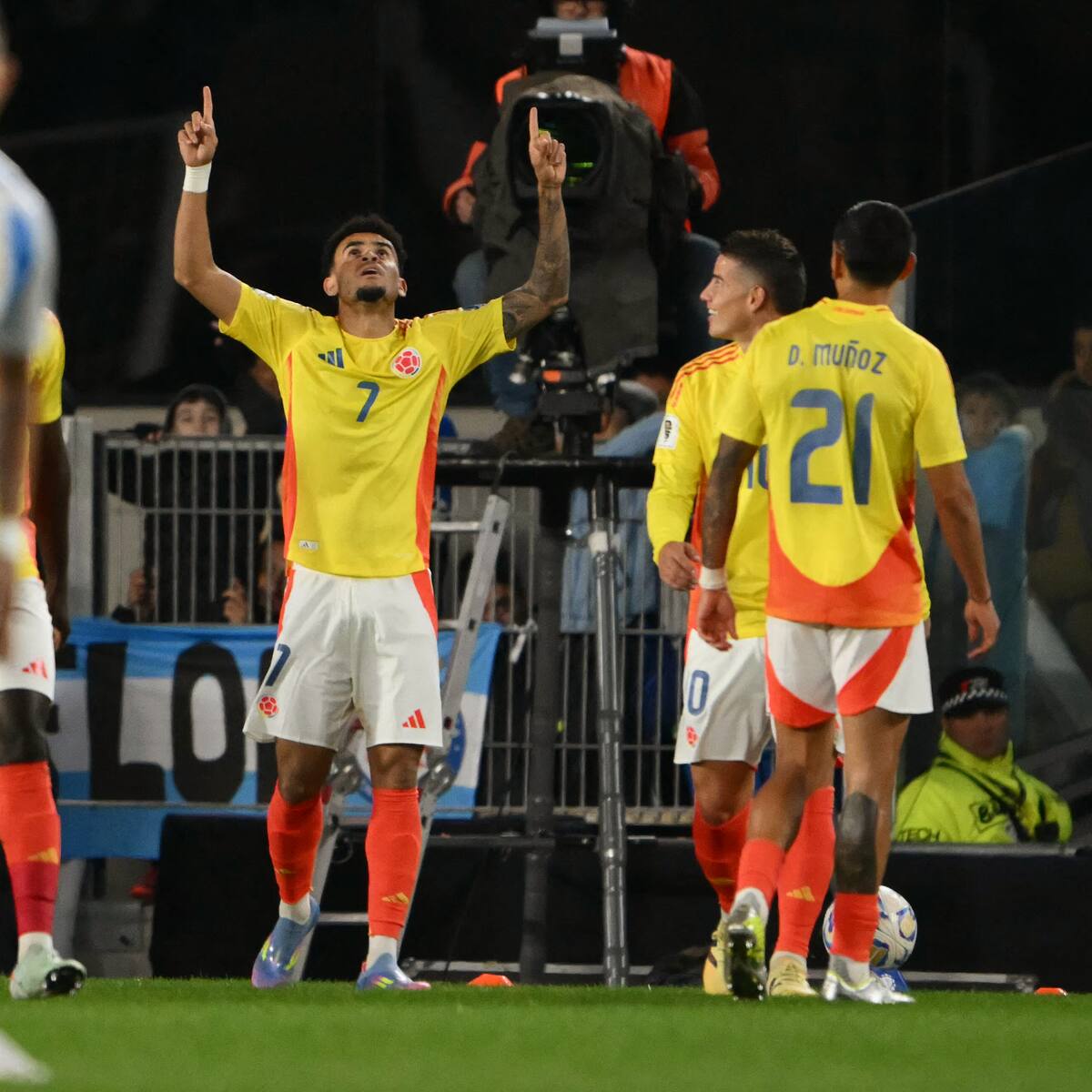Se pasó a cuatro jugadores: el golazo de Luis Díaz contra Argentina