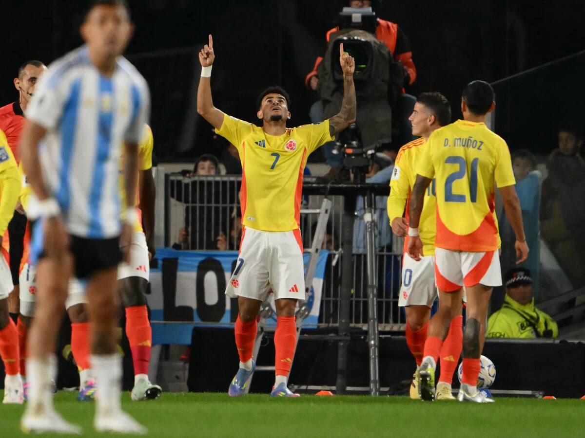 Se pasó a cuatro jugadores: el golazo de Luis Díaz contra Argentina