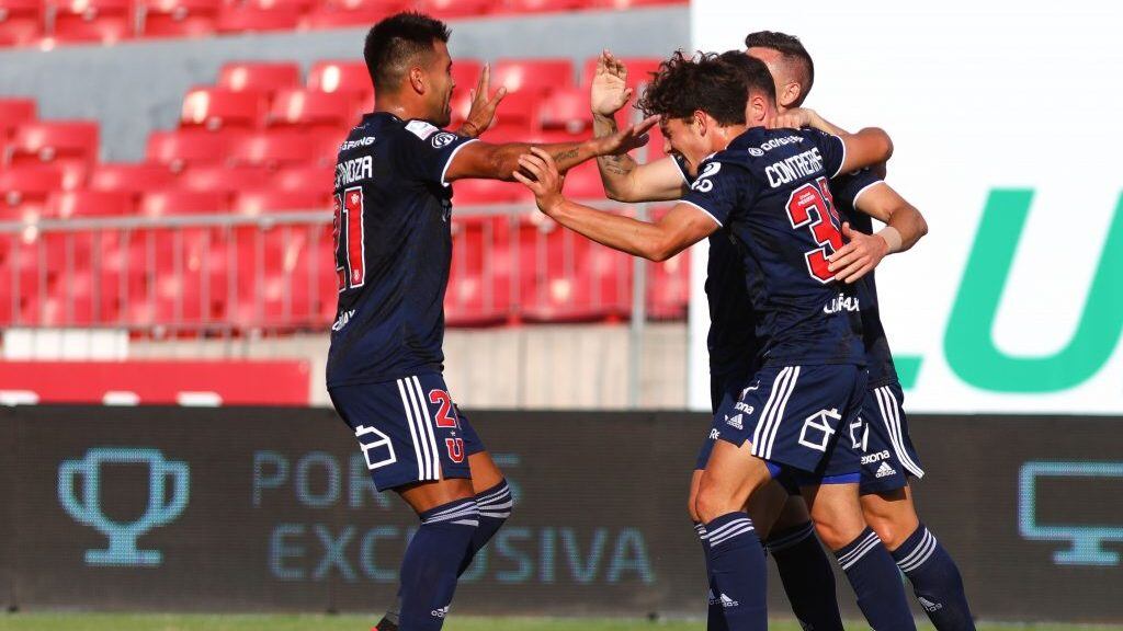 13 DE FEBRERO DE 2021/SANTIAGOEl jugador Angelo Henriquez (c) marca el uno a cero frente a Deportes Antofagasta, tras pase de Simon Contreras, durante el partido valido por trigsima cuarta fecha del Campeonato Nacional AFP PlanVital 2020, entre Universidad de Chile y Deportes Antofagasta, disputado en el Estadio Nacional.
FOTO: SEBASTIAN ORIA/AGENCIAUNO