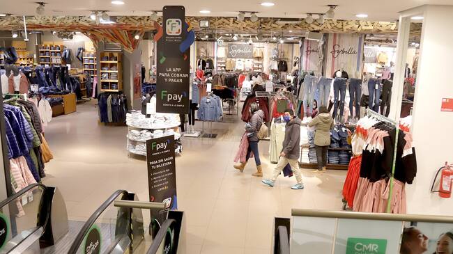 02 MAYO 2020/PUERTO MONTTPersonas dentro de la Reapertura de la tienda Falabella en el mall costanera de Puerto Montt.
FOTO CRISTIAN DUARTE AGENCIA UNO