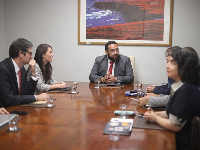 Maria Paz Arzola, Ministra de Educacion y Nicolas Cataldo, Ministro de Educación durante la reunión que sostienen en dependencias del Ministerio de Educación.FOTO: SEBASTIÁN BELTRÁN GAETE / AGENCIAUNO