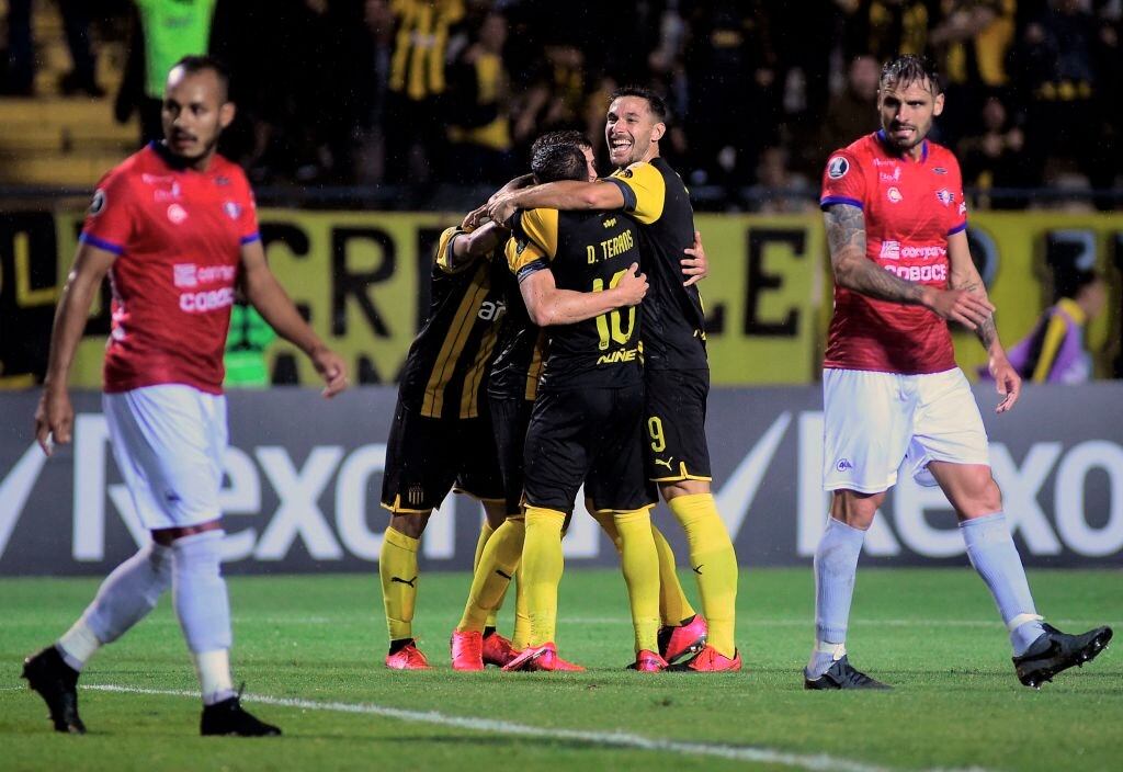 Peñarol celebra el gol ante Jorge Wilstermann en la Copa Libertadores 2020