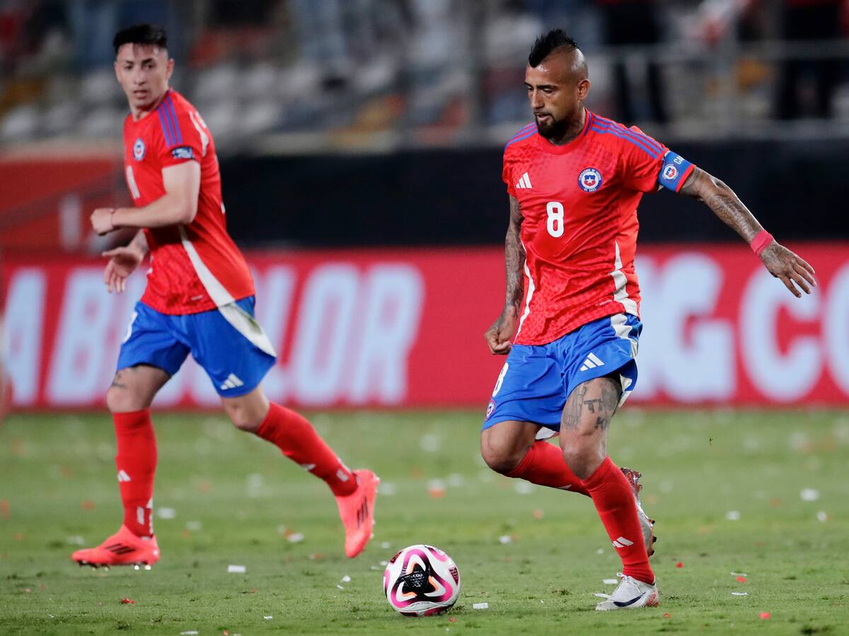 “Parte del alza que tuvimos pasa por él”: Rodrigo Echeverría resalta la labor de Arturo Vidal tras el empate ante Perú