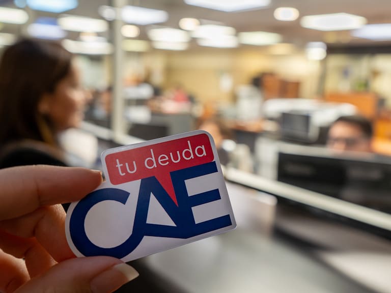 Tesorería inicia embargos y retenciones a deudores CAE con ingresos sobre $5 millones: estas son las medidas