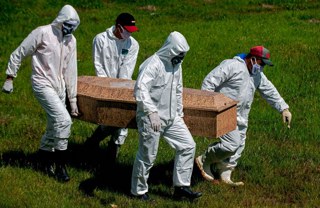 Trabajadores llevan a víctima del Covid-19 en Pará