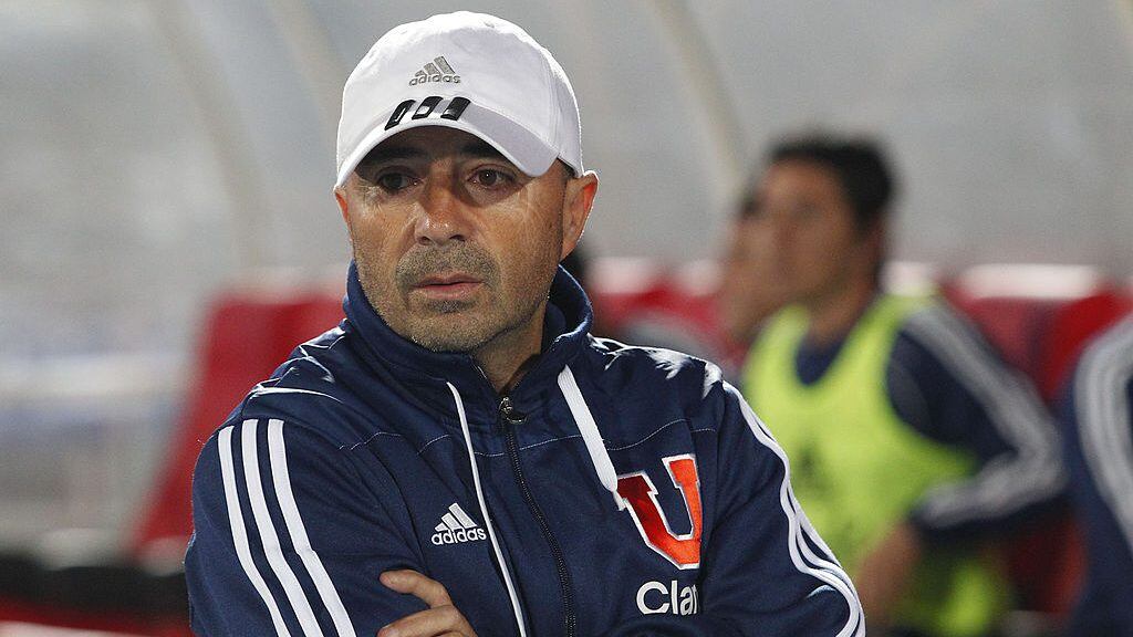 SANTIAGO, CHILE - SEPTEMBER 13: Jorge Sampaoli head coach of Universidad de Chile looks to his players during the soccer game against Nacional as part of Copa Bridgestone Sudamericana 2011 at National stadium on September 13, 2011 in Santiago de Chile. (Photo by Marcelo Hernandez/LatinContent via Getty Images)