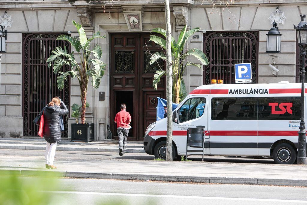 Una ambulancia concurre a un edificio en la ciudad de Barcelona