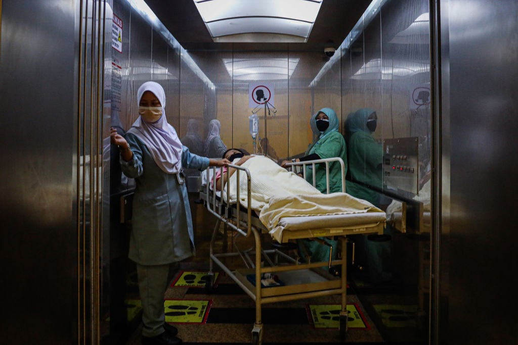 Enfermeras trasladan a un paciente del Covid-19 en un hospital de Malasia