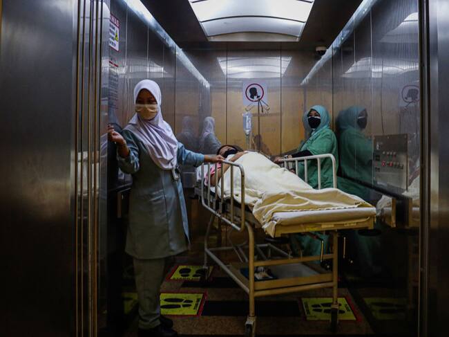 Enfermeras trasladan a un paciente del Covid-19 en un hospital de Malasia