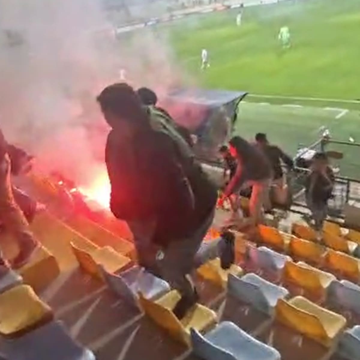 Momentos de terror en Viña: barristas también lanzaron bengalas contra sector tribuna del Sausalito