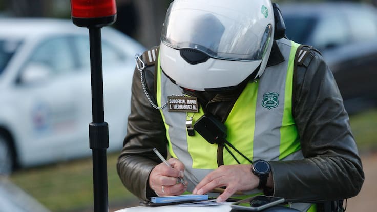Quiso sobornar a Carabineros con 10 mil pesos: conductor es detenido durante fiscalización en Pudahuel