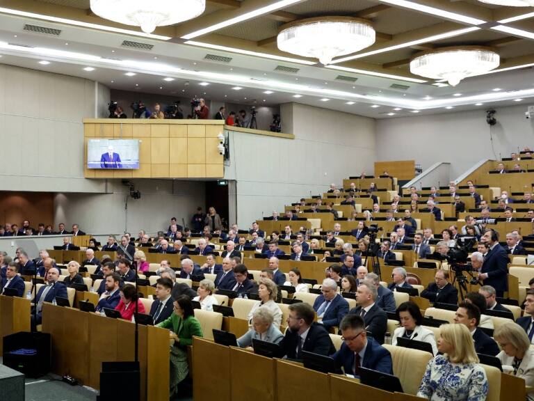 «Una bofetada insensible»: Movilh arremete contra diputados por aceptar invitación de Cámara Rusa para participar de una conferencia en Moscú