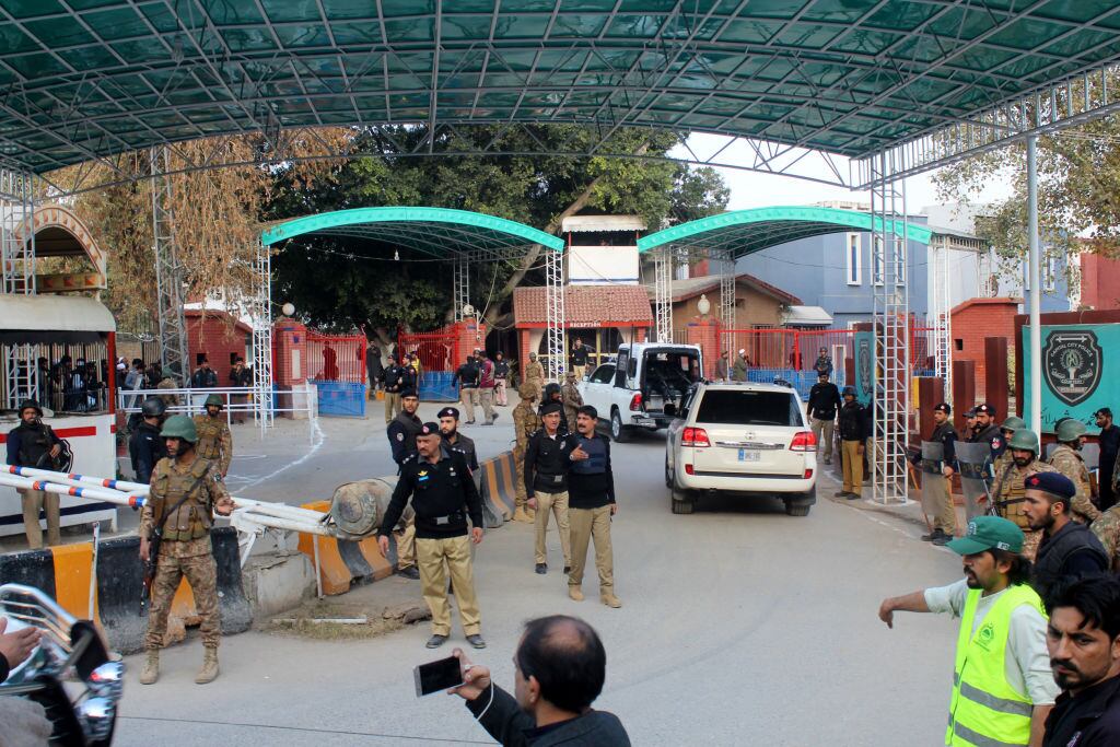 Retiro de los cuerpos tras el atentado en Peshawar de Pakistán