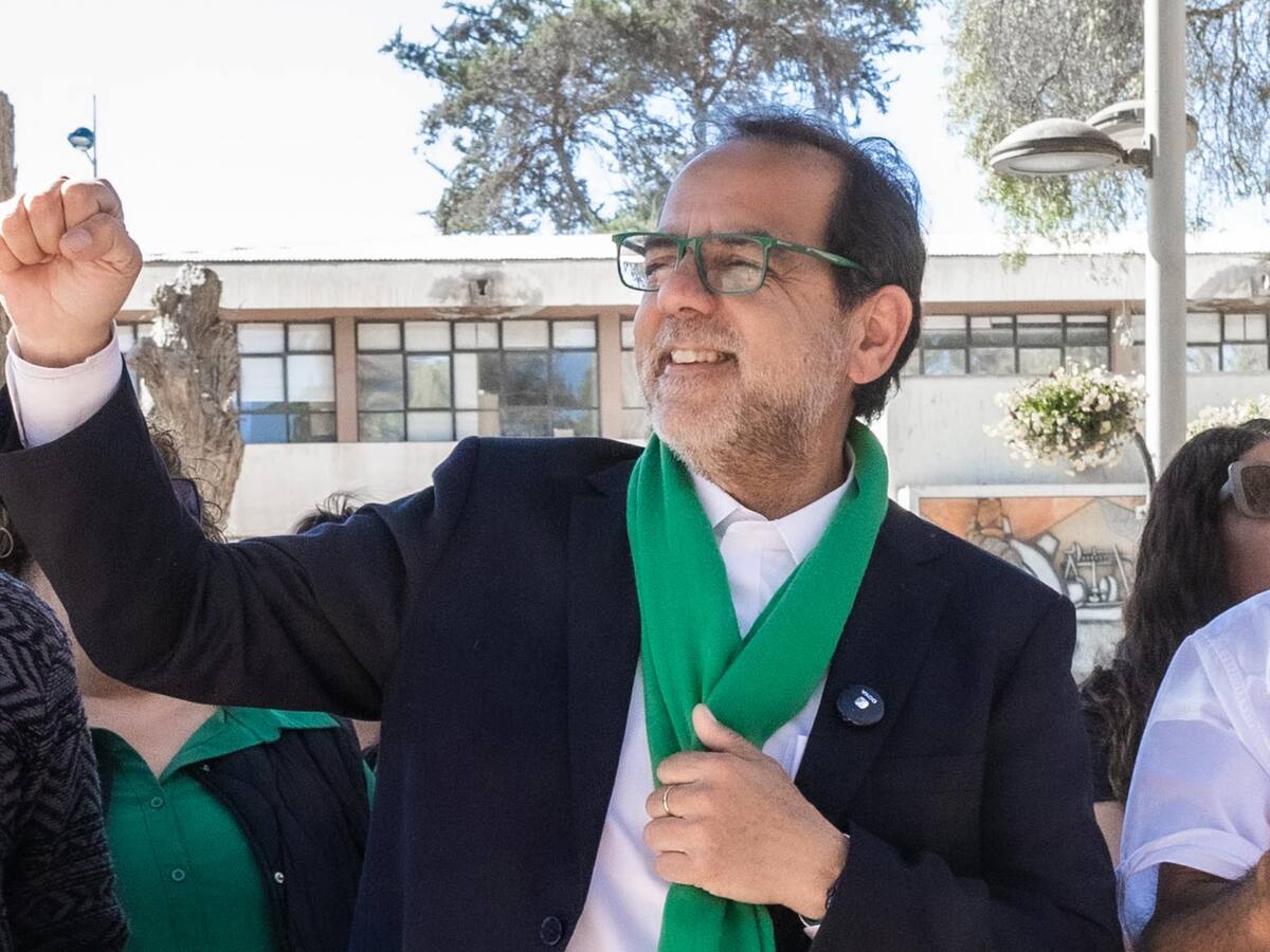 Reagendaron su vuelo dos veces: retraso de avión obliga a Jaime Mulet a seguir el conteo de votos de las primarias 2025 vía remota