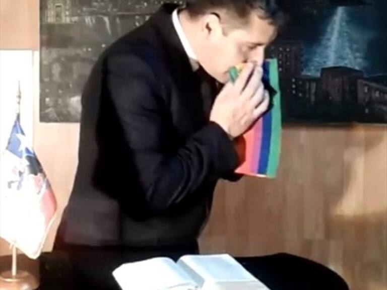 No se detiene: Pastor Soto se sonó con la bandera LGBT en nuevo video