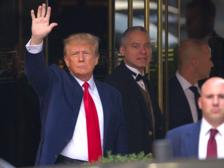 Donald Trump se entrega a la Justicia tras ser imputado por silenciar a la actriz porno Stormy Daniels