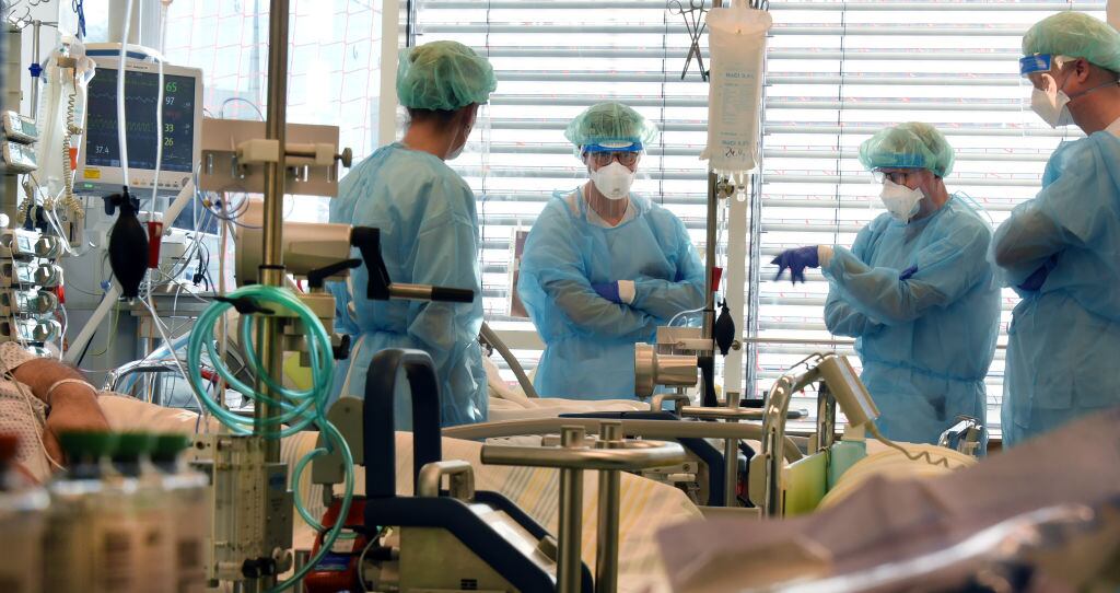 Paciente del Covid-19 en cuidados intensivos en el Hospital Leipzig