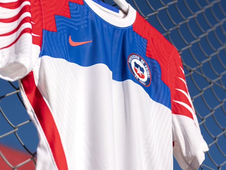 «Parece polera de los Tachuelas»: Las reacciones que generó la nueva camiseta de La Roja