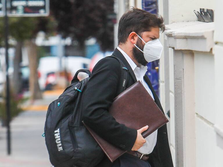 17 de Enero de 2022 /SANTIAGO El Presidente Electo, Gabriel Boric, llega a su comando en la comuna de Providencia
FOTO :CRISTOBAL ESCOBAR /AGENCIAUNO