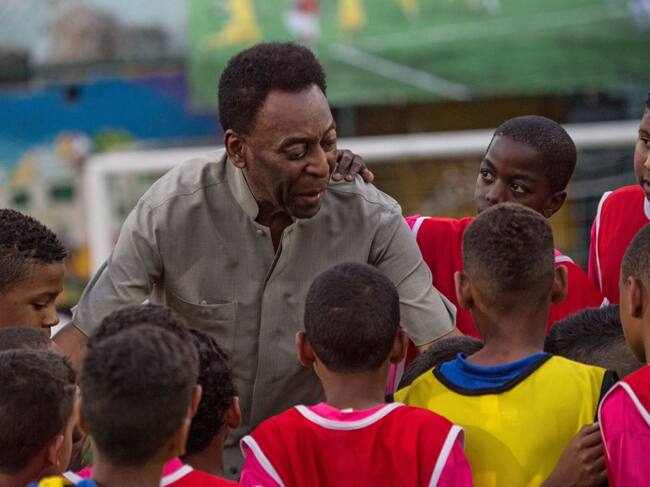 El legendario Pelé en una actividad con niños de Río de Janeiro en 2014