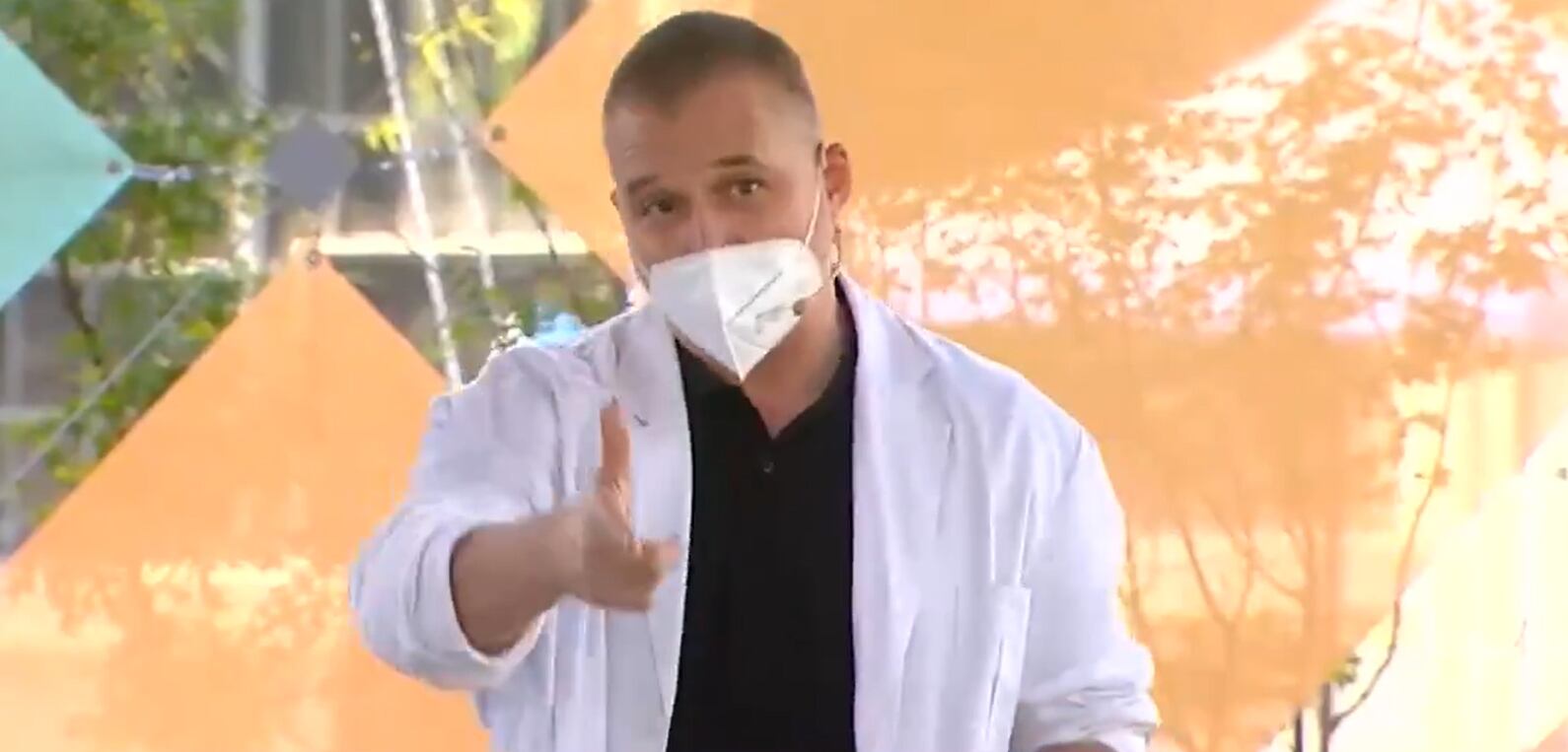Doctor se vuelve viral tras improvisar el rap de la mascarilla en matinal de CHV | Captura