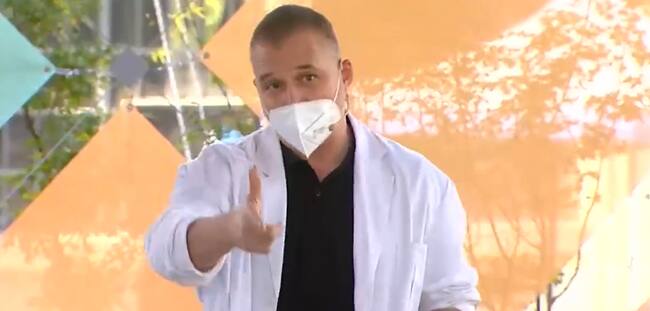 Doctor se vuelve viral tras improvisar el rap de la mascarilla en matinal de CHV | Captura