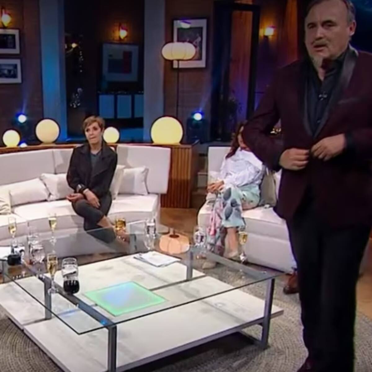 ¡Se paró y se fue! Paul Vásquez protagonizó tenso momento con panel de Only Fama tras acusar fea “encerrona”