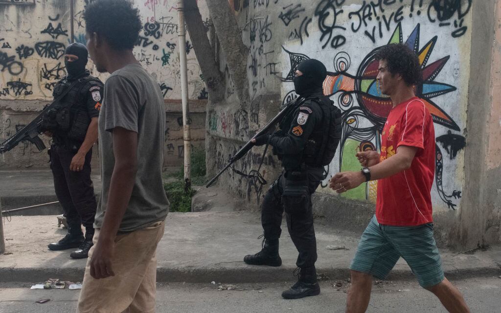 Policías armados llegan al barrio de Jacarezinho en Río de Janeiro