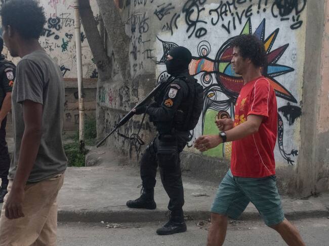 Policías armados llegan al barrio de Jacarezinho en Río de Janeiro