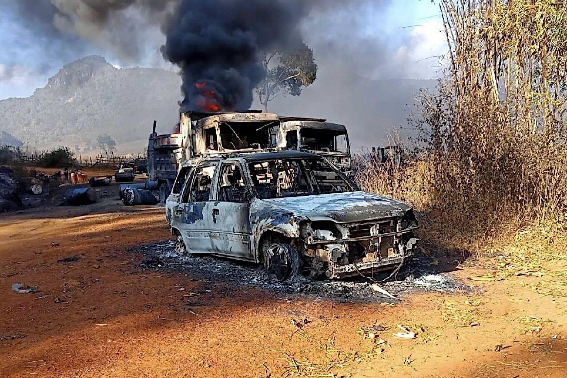 Los vehículos incendiados en la matanza ocurrida en Myanmar