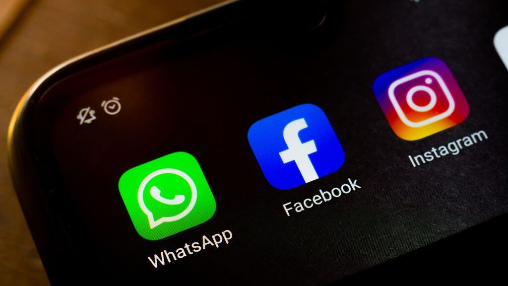 BRAZIL - 2020/09/30: In this photo illustration a WhatsApp, Facebook and Instagram app seen displayed on a smartphone. (Photo Illustration by Rafael Henrique/SOPA Images/LightRocket via Getty Images)