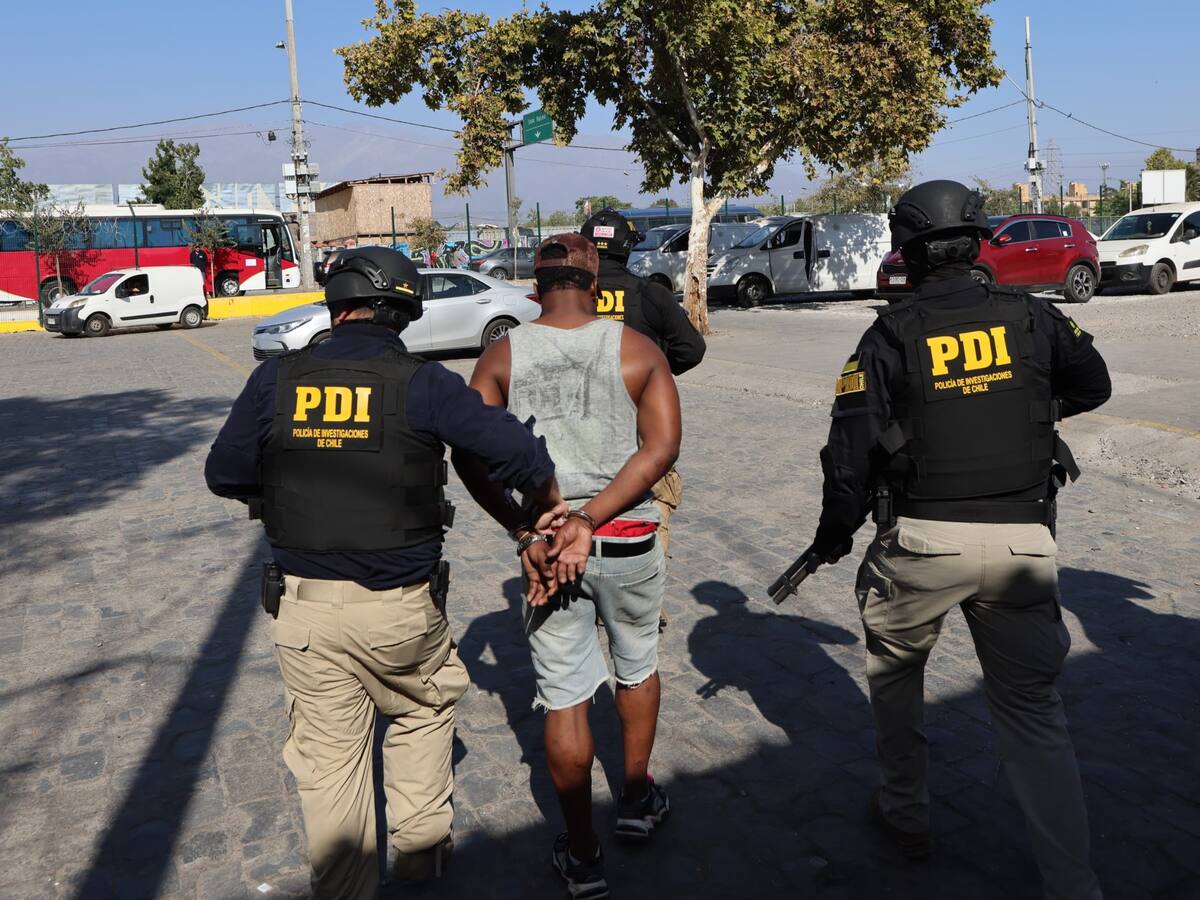 PDI realiza megaoperativo en el Persa Bio Bio y allana 48 locales: se incautaron diversos tipos de droga y se detuvo a 20 personas