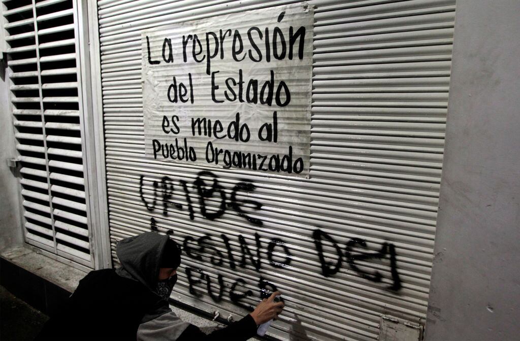 Manifestantes protestan contra la violencia policial en Medellín, a días de la muerte de Javier Ordóñez a manos de un patrullero en la capital de Colombia