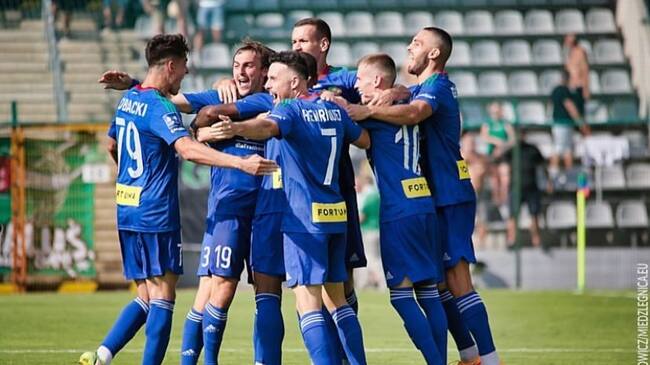 Ángelo Henríquez marca un doblete en empate del Miedz Legnica
