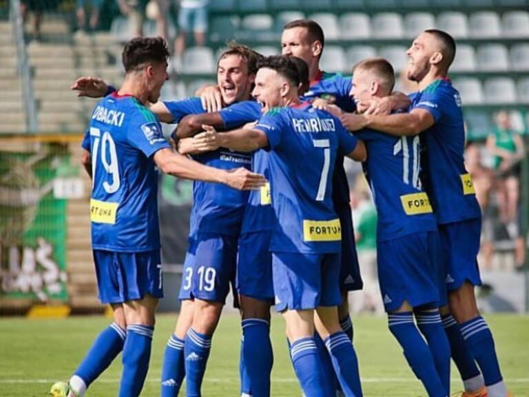 Ángelo Henríquez marca un doblete en empate del Miedz Legnica