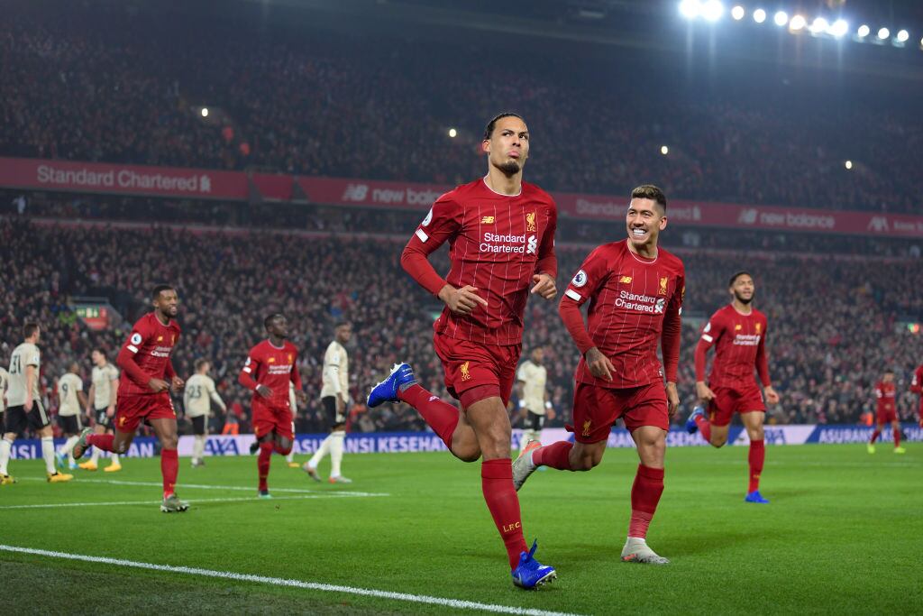 Virgil Van Dijk celebra un gol de Liverpool sobre Manchester United