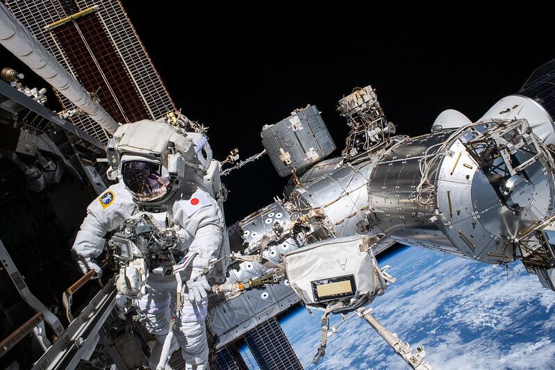 Un astronauta realiza labores afuera de la Estación Espacial Internacional