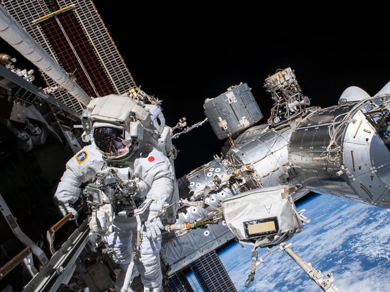 Un astronauta realiza labores afuera de la Estación Espacial Internacional