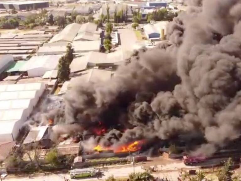 Incendio en San Bernardo: Bomberos informa que llamas están controladas pero no extintas