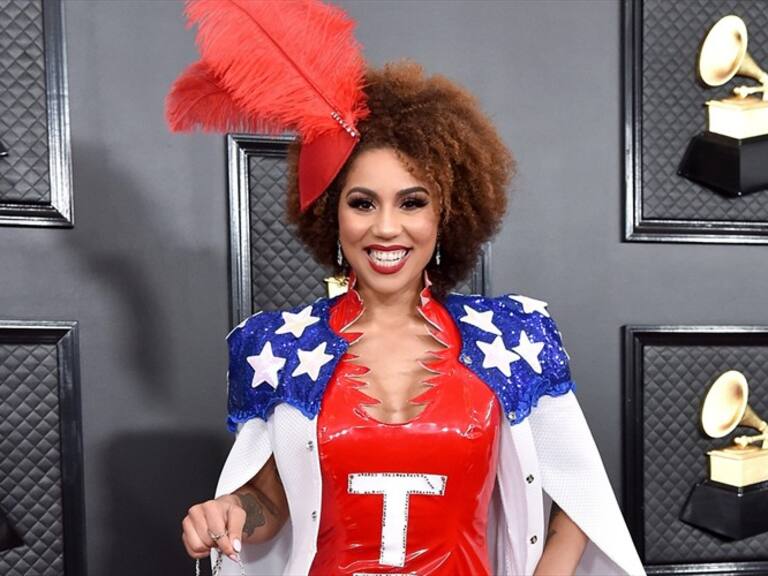 Cantante afroamericana Joy Villa, usó vestido en apoyo a Donald Trump en los Grammy
