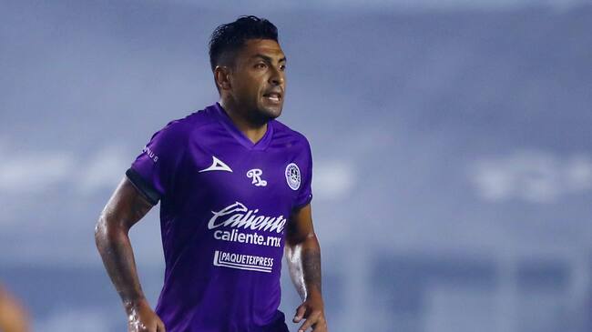 MAZATLAN, MEXICO - JULY 27: Francisco Jara #18 of Mazatlan FC drives the ball during the 1st round match between Mazatlan FC and Puebla as part of the Torneo Guard1anes 2020 Liga MX on July 27, 2020 in Mazatlan, Mexico. (Photo by Sergio Mejia/Getty Images)