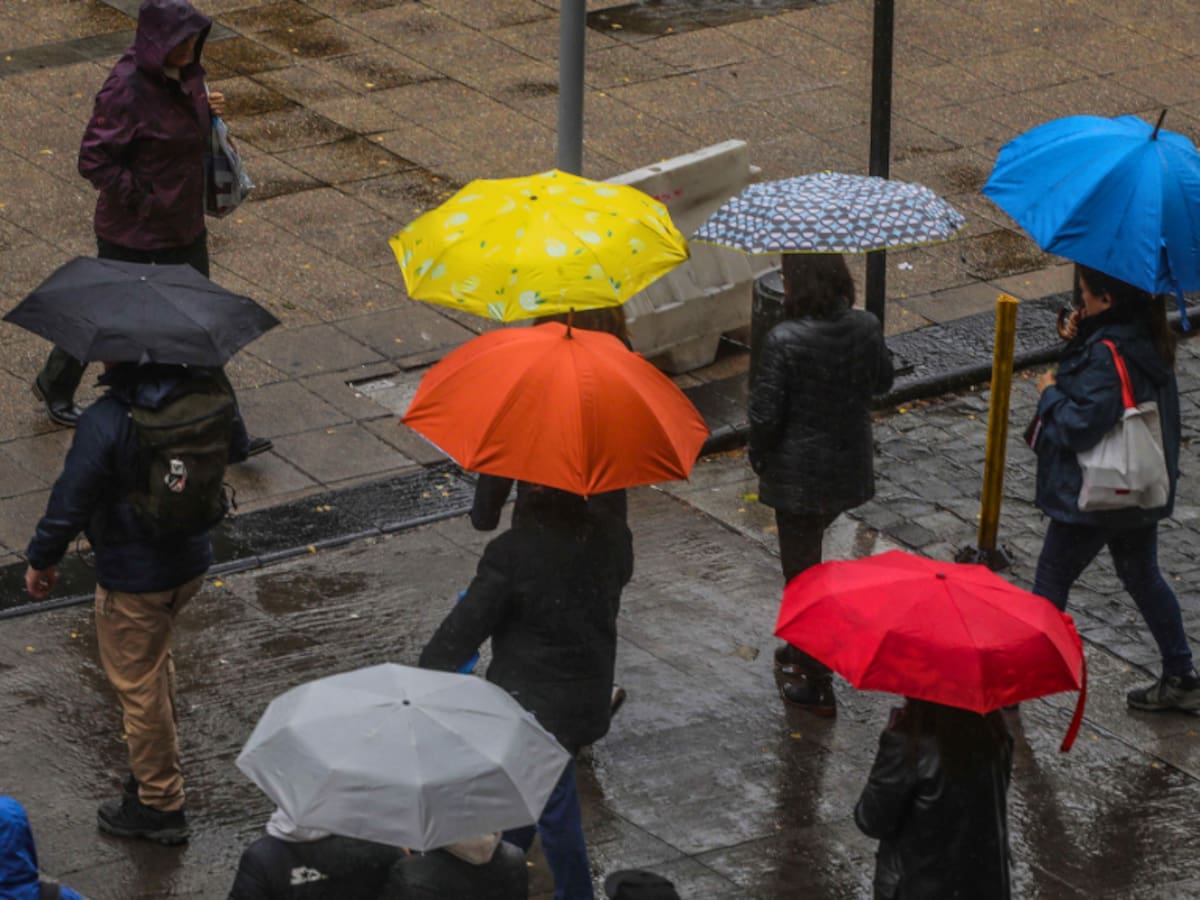 Dos sistemas frontales llegan a Santiago: intensas lluvias dejarían hasta 70 mm de agua esta semana