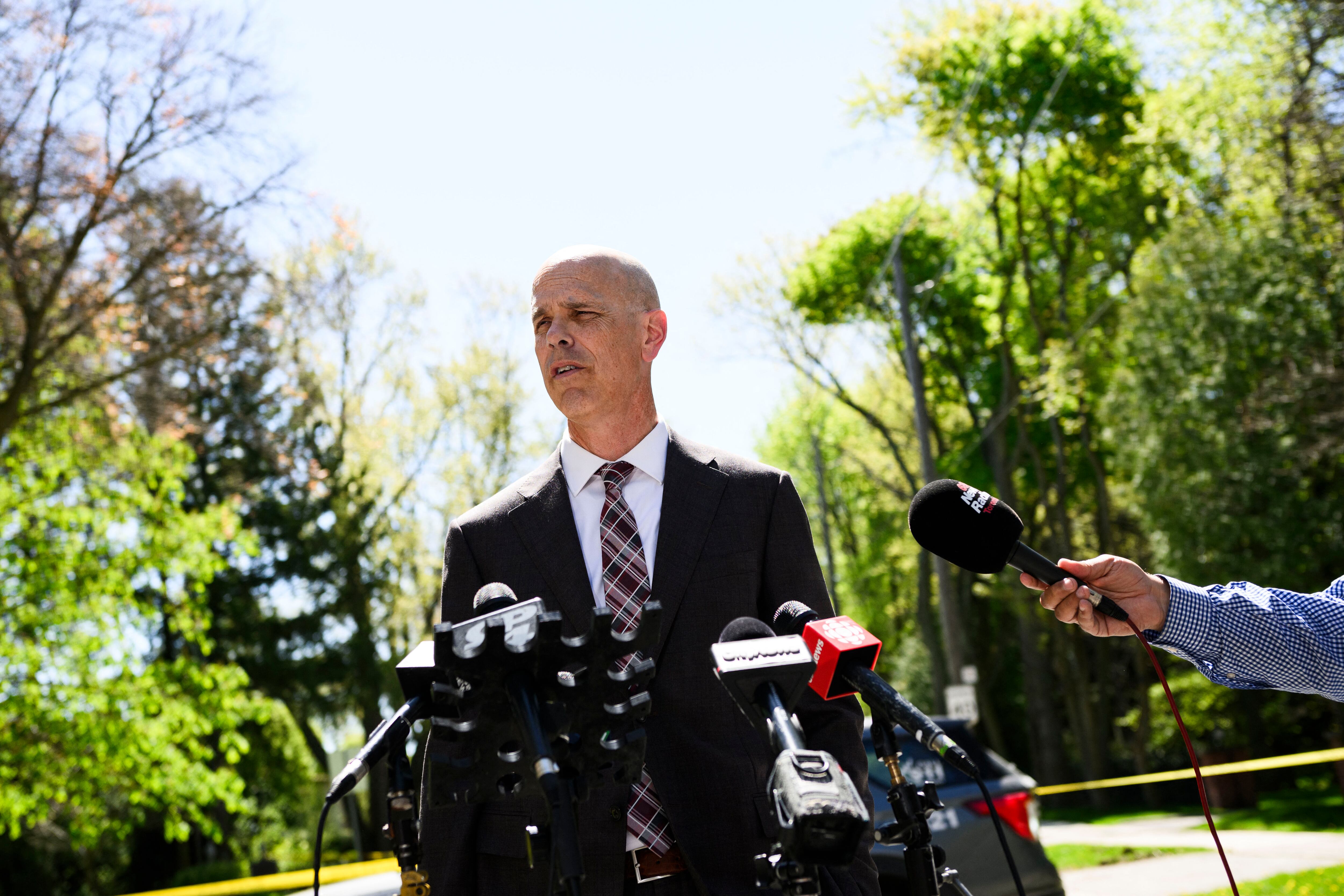 El inspector de policía de Toronto, Paul Krawczyk, habla durante una conferencia de prensa frente a la casa del rapero canadiense Drake (Getty Images)