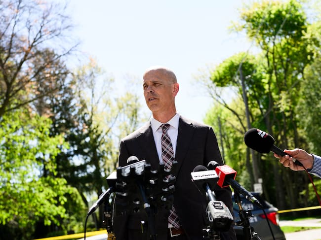 El inspector de policía de Toronto, Paul Krawczyk, habla durante una conferencia de prensa frente a la casa del rapero canadiense Drake (Getty Images)