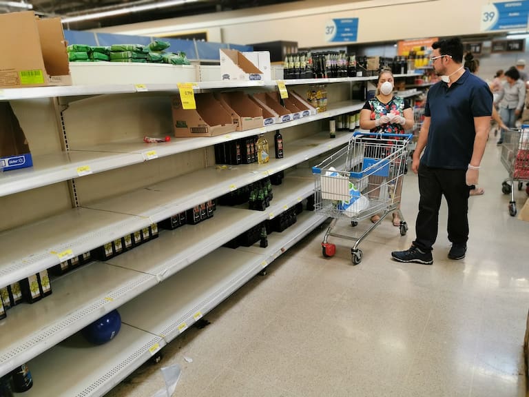 Chilenos se vuelcan al comercio en medio de la crisis del coronavirus