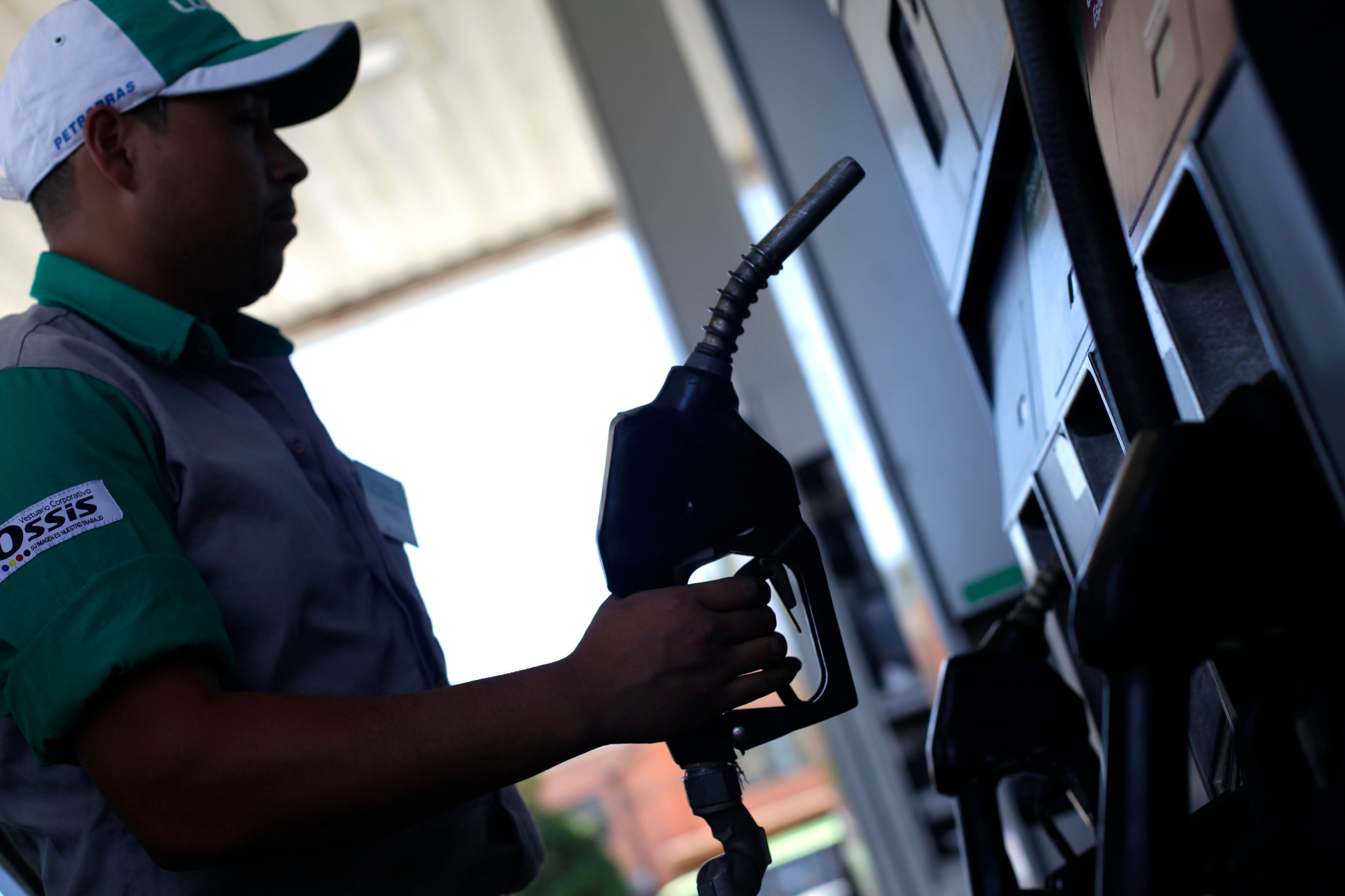 12 de Febrero 2015/CONCEPCIÓNUn bombero de una bencinera ubicada en el centro de Concepción atiende a un automovilista, en donde el precio de la gasolina de 93 octanos subirá $5 y de la gasolina de 97 también lo hará en $5 a partir de este jueves, informó la Empresa Nacional de Petróleo (Enap).
FOTO: MARIBEL FORNEROD/AGENCIAUNO