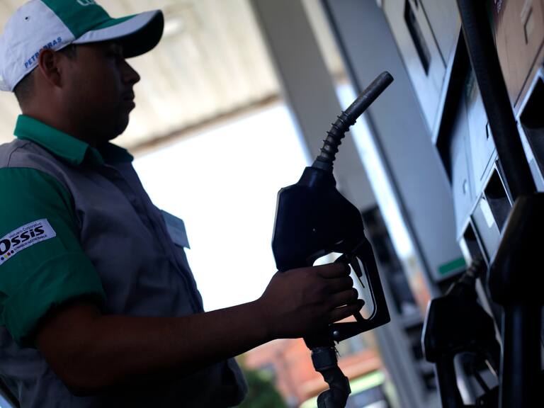 Combustibles completan 15 semanas de bajas: Expertos estiman que seguirá así por más de un mes