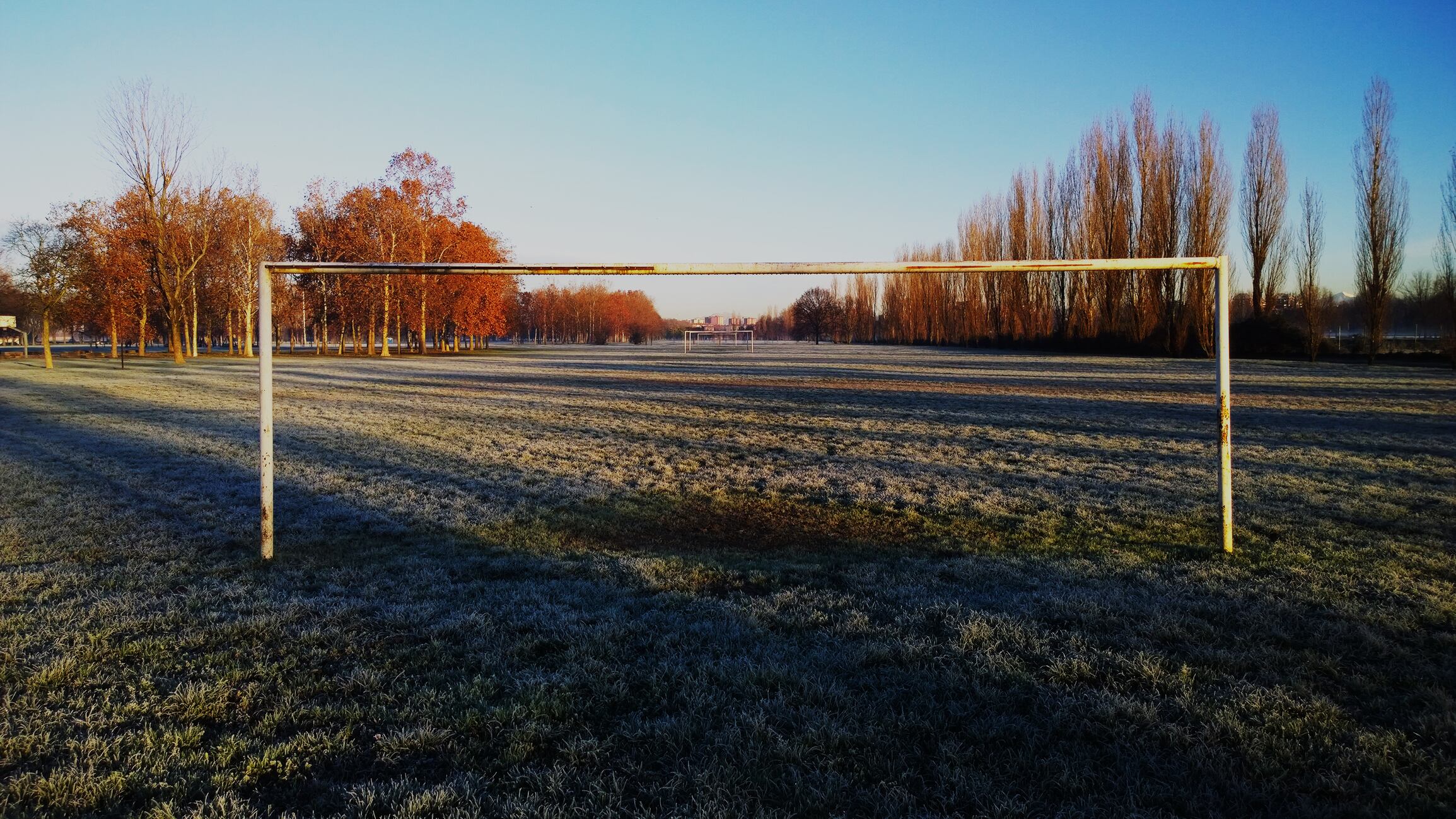Una cancha de fútbol amateur
