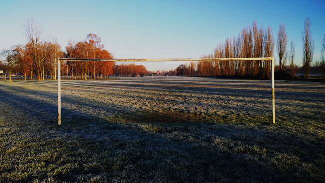 Una cancha de fútbol amateur