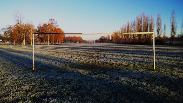 Una cancha de fútbol amateur